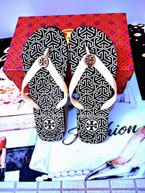 EXC. Tory Burch Thong BLK/Beige FLIP FLOP With Goldtone Double T Logo Size 7M